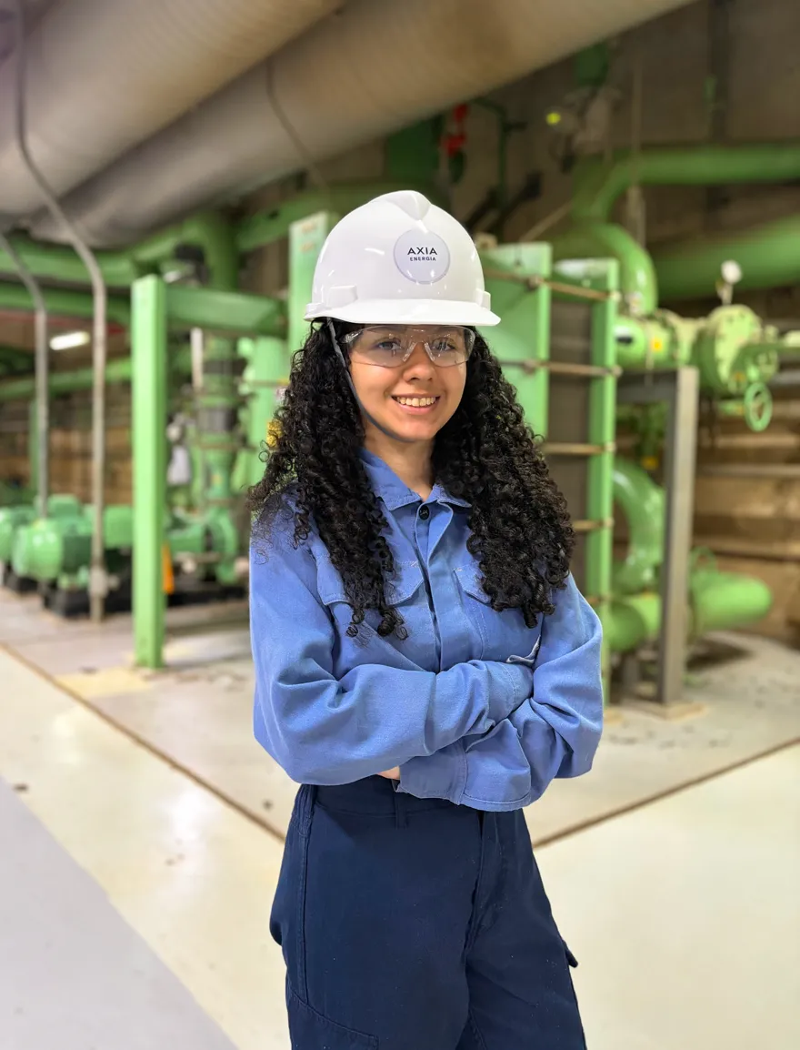 Profissional da AXIA Energia na sala de máquinas